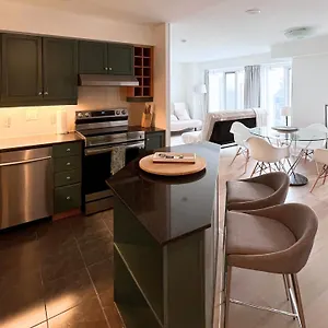 Apartment Apartment/2bedrooms/2 Full Bathrooms/free Parking, Toronto